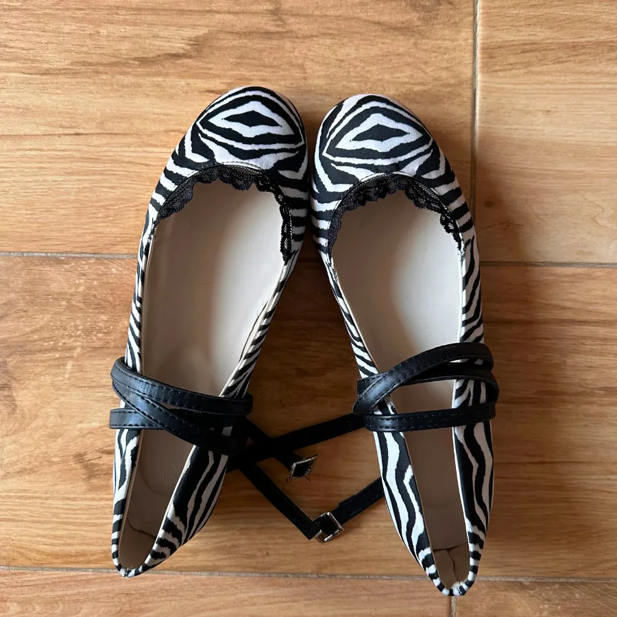 AMORIO LIGHT ZEBRA FLATS