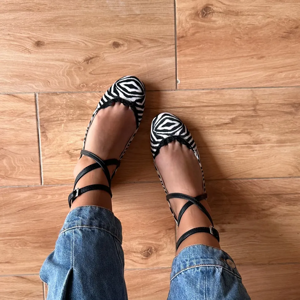 AMORIO LIGHT ZEBRA FLATS